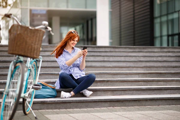 Jonge Vrouw Zoekt Mobiele Telefoon Zittend Trap — Stockfoto