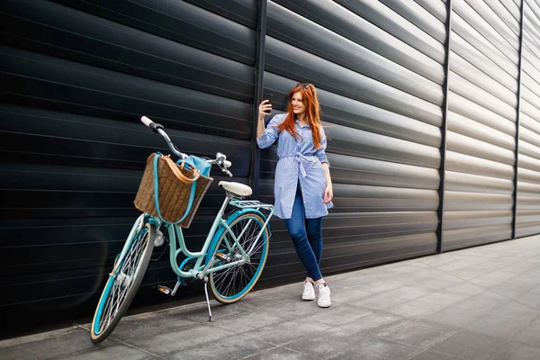 Mujer Pie Cerca Bicicleta Haciendo Selfie —  Fotos de Stock