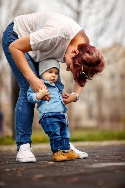 Щасливий Маленький Хлопчик Робить Перші Кроки Допомогою Матері — стокове фото