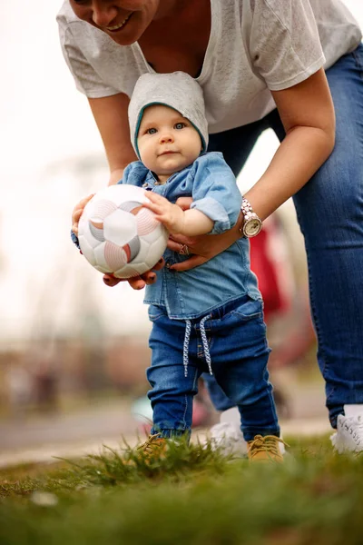 Счастливая Семья Веселится Парке Симпатичный Мальчик Мячом Руках — стоковое фото