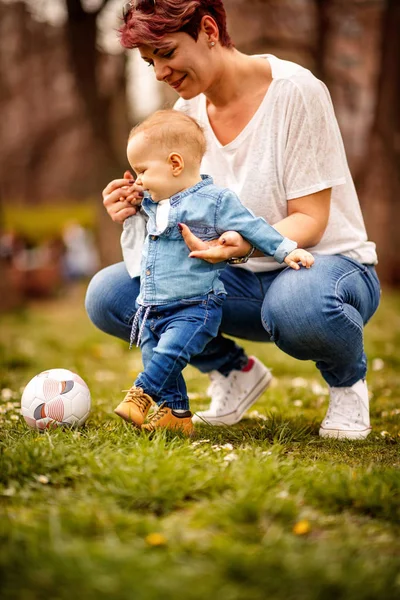 Glückliche Kindheit Energie Aktivität Lächelnder Kleiner Junge Mit Seiner Mutter — Stockfoto