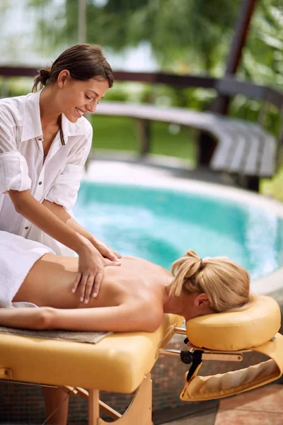Mooie Vrouw Spa Wellness Terug Massage Behandeling — Stockfoto