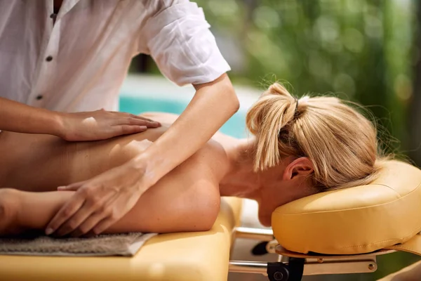 Hermosa Mujer Spa Tratamiento Masaje Espalda Bienestar Cerca — Foto de Stock