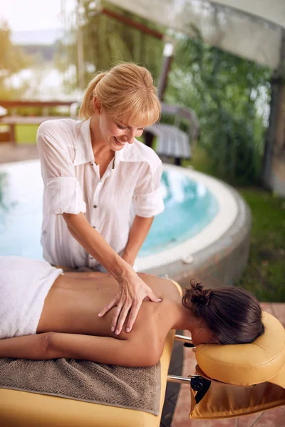 Frau Wellnessbereich Bekommt Eine Entspannte Massage — Stockfoto