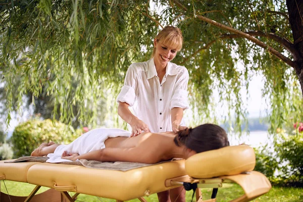 Massage Femme Recevant Massage Dos Dans Nature Plein Air — Photo