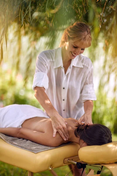 Junge Lächelnde Frau Erhält Rückenmassage Von Einem Massageprofi Schönheitssalon Der — Stockfoto