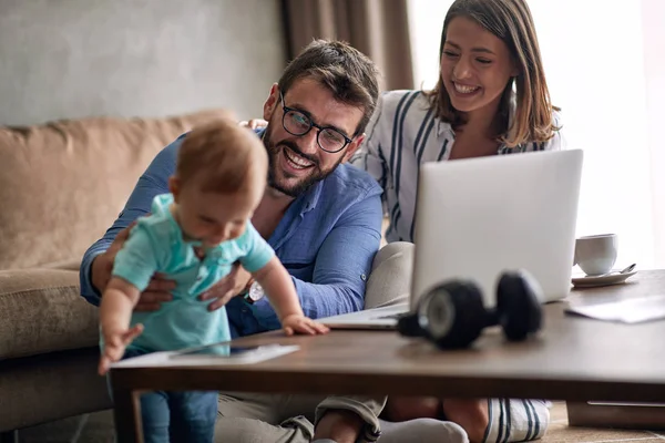 Casal Jovem Com Bebê Trabalhando Casa Usando Laptop — Fotografia de Stock