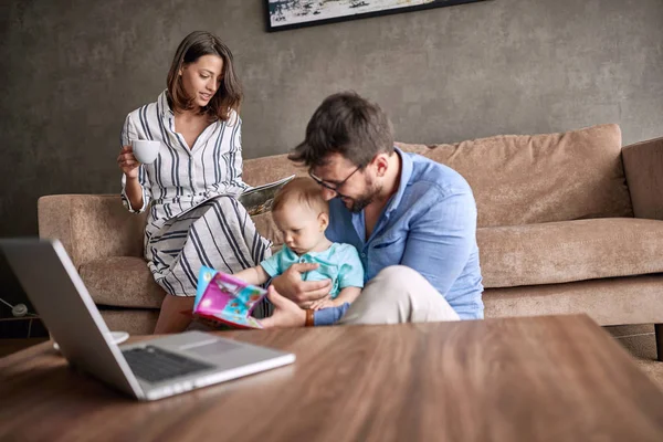 Joven Familia Pasando Tiempo Feliz Casa Con Hijo Pequeño — Foto de Stock