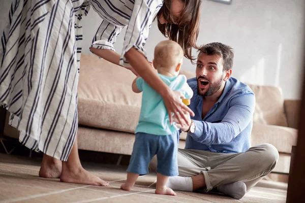 幸せな母と父の家で男の子の赤ちゃんと遊ぶ — ストック写真