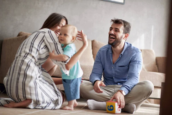 Gelukkige Liefdevolle Familie Lachende Vader Moeder Spelen Met Haar Babyjongen — Stockfoto
