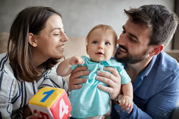 Concept Famille Parentalité Personnes Jeune Mère Père Embrassant Petit Garçon — Photo