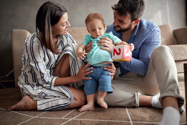 Joven Orgulloso Familia Jugando Bebé Niño Aprender Caminar Casa — Foto de Stock