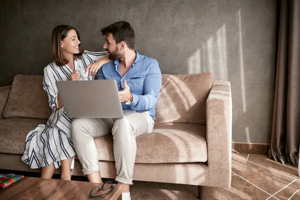 Casal Jovem Relaxante Sofá Com Laptop Amor Felicidade Pessoas Conceito — Fotografia de Stock