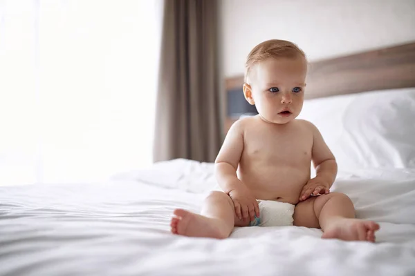 Mooie Babyjongen Wit Slaapkamer Kind Ontspannen Bed — Stockfoto