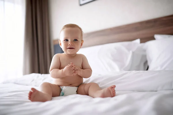 Bébé Garçon Souriant Avec Beaux Yeux Bleus Dans Chambre Enfant — Photo