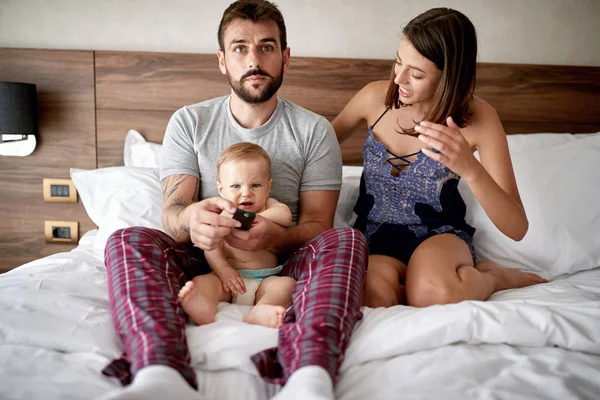 Persone Riposo Amore Relazioni Concetto Televisione Coppia Felice Loro Bambino — Foto Stock