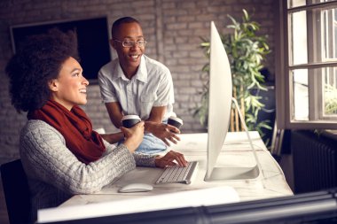 Proje Ofisi iş yerinde genç iş arkadaşı ile gülümseyen kadın