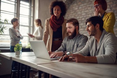 birlikte çalışan başarılı çalışması-genç web tasarımcıları