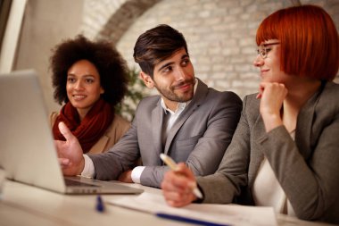 toplantısı dizüstü bilgisayar ile ofiste iş yaratıcı insanlar