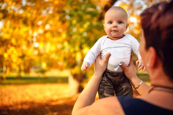 Glückliche Familie Junge Mutter Spielt Mit Ihrem Kleinen Sohn Herbstpark — Stockfoto