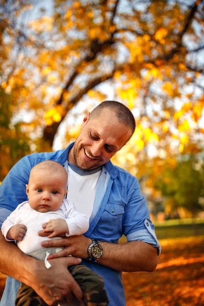 Portret Młodego Uśmiechający Się Ojca Chłopca Jesienny Park — Zdjęcie stockowe