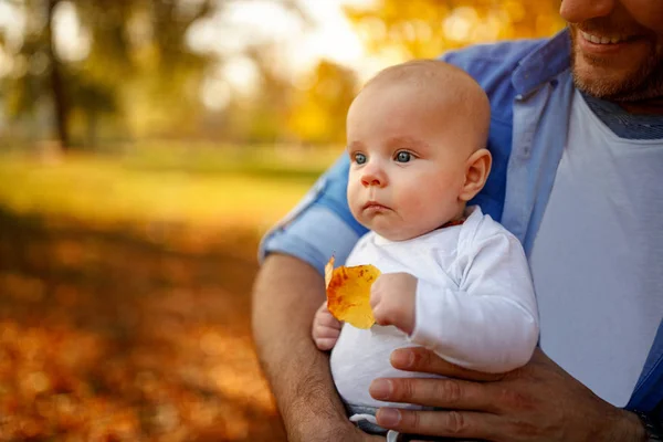 Toddler Chłopiec Jesienny Park Jego Szczęśliwy Ojciec — Zdjęcie stockowe