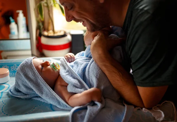 Keluarga Muda Ayah Bangga Dengan Bayi Laki Lakinya Yang Lucu — Stok Foto