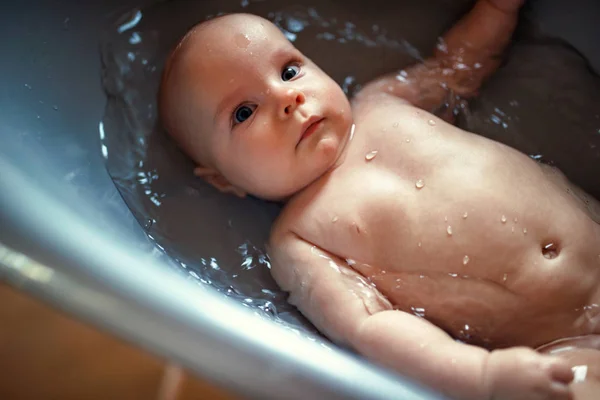 Baby Der Badewanne Baden Glückliches Baby Bad Mit Wasser Babywaschkonzept — Stockfoto