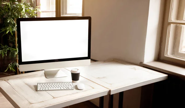 Arbeitsplatz Mit Modernem Computer Mit Großem Bildschirm Auf Dem Schreibtisch — Stockfoto