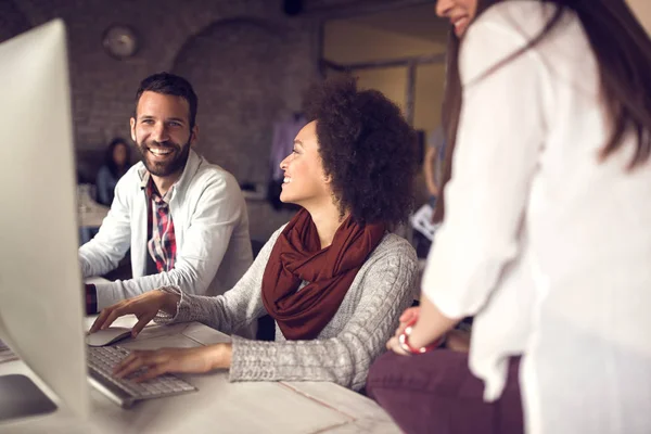 Kreative Büro Arbeiten Computer Team — Stockfoto