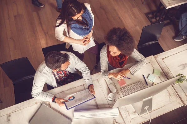 Geschäftsteam Spricht Über Zielerreichung Und Zielstrategie — Stockfoto