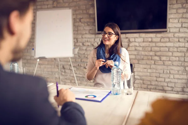 Werkloze Meisje Met Commissie Interview Voor Baan — Stockfoto