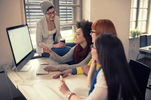 Jonge Vrouwelijke Groep Van Grafisch Ontwerpers Werken Computer — Stockfoto