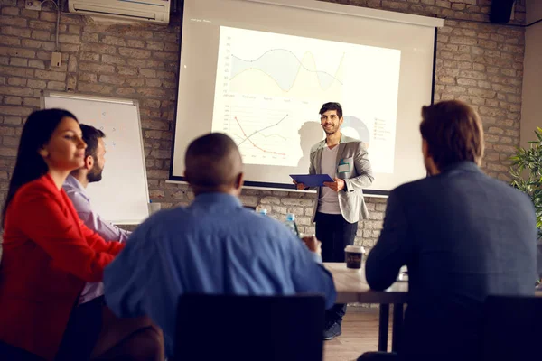 Ung Chef Bolaget Håller Föreläsning Till Business Group — Stockfoto