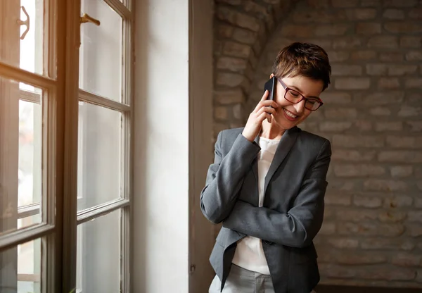 Framgång Affärskvinna Kostym Med Smartphone Arbetar — Stockfoto