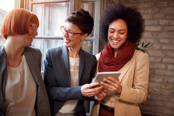 Mujer Negocios Trabajando Juntos Tableta Oficina Moderna — Foto de Stock