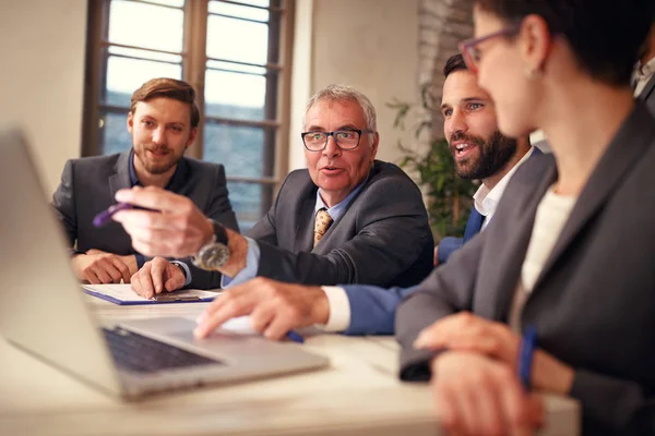 Gruppe Kreativer Menschen Trifft Sich Mit Laptop Büro — Stockfoto