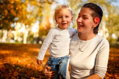 Mutlu aile - anne oğluyla vakit sonbahar parkta portresi