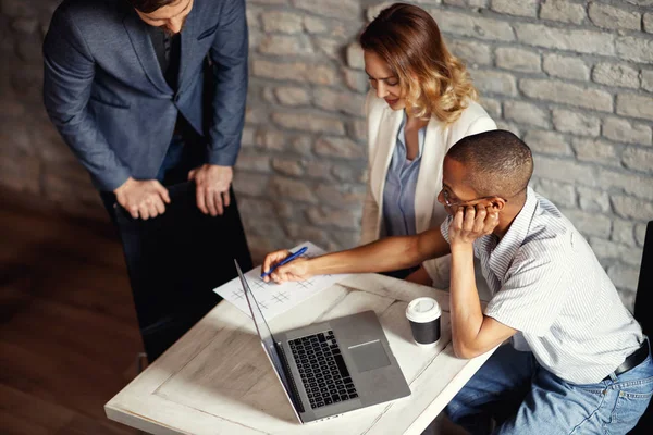 Unternehmensgruppe Mit Manager Zeichnet Entwurf Eines Businessplans Büro — Stockfoto