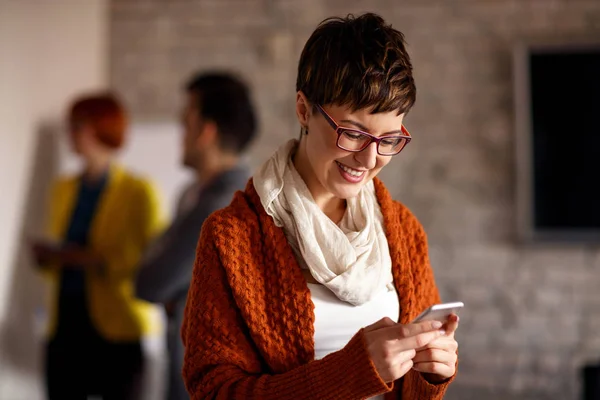 Joven Mujer Negocios Sonriente Usando Teléfono Móvil — Foto de Stock