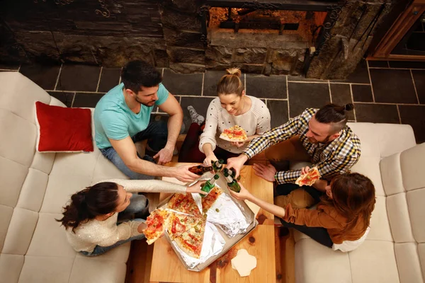 Groep Van Jonge Vrouwelijke Mannelijke Roosteren Pizza Eten — Stockfoto