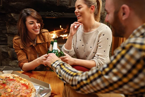 Jovens Sexo Feminino Masculino Brindar Com Garrafas Cerveja — Fotografia de Stock