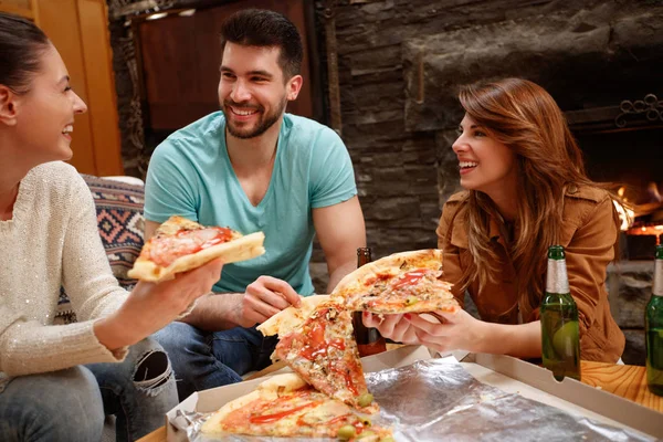 Vänner Tillsammans Njuter Välsmakande Stora Färsk Pizza — Stockfoto