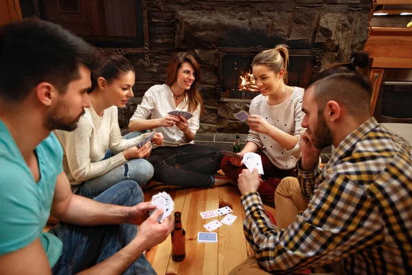 Mladí Přátelé Hrací Karty Společně Zimní Dovolenou Hory — Stock fotografie