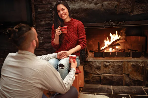 Man Met Jonge Vrouw Praten Met Kopje Koffie Houdt Haar — Stockfoto