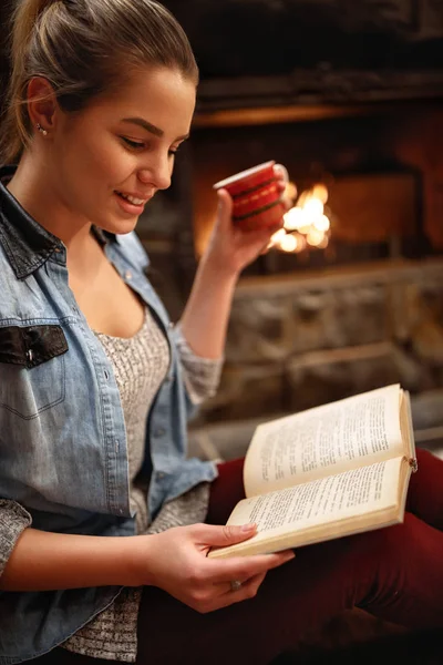 Mujer Joven Bebiendo Café Lecturas Libro Casa Montaña —  Fotos de Stock