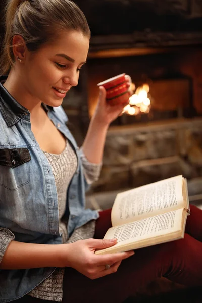 Jeune Femme Boire Café Des Lectures Livre Dans Maison Montagne — Photo