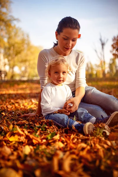 Boldog Család Fiatal Anya Gyermek Fiú Kint Parkban — Stock Fotó