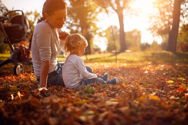 Famiglia Felice Giovane Madre Bambino All Aperto Nel Parco — Foto Stock