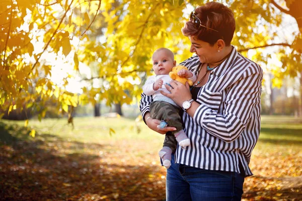 Park Bebekli Genç Anne — Stok fotoğraf